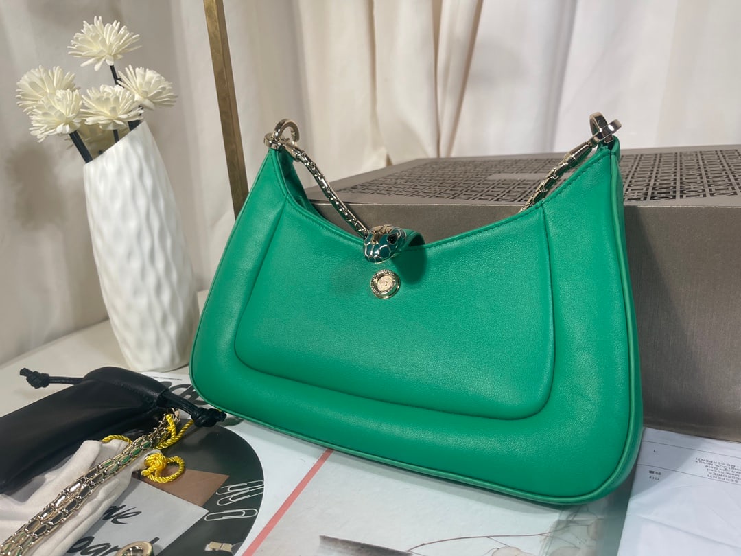 Bvlgari SERPENTI BAIA: The Bvlgari SERPENTI BAIA small shoulder bag is crafted from supple and durable emerald green calfskin. The adjustable shoulder strap is adorned with the iconic snakehead magnetic clasp and alluring s