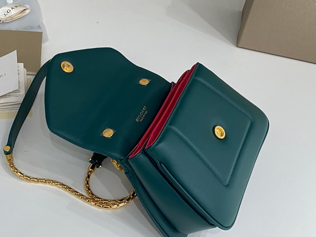 Bvlgari SERPENTI REVERSE: The Bvlgari SERPENTI REVERSE small handbag reinterprets a classic piece with a charmingly voluminous design. Crafted from supple, durable green quilted urban calfskin, it features a classic snakehead 