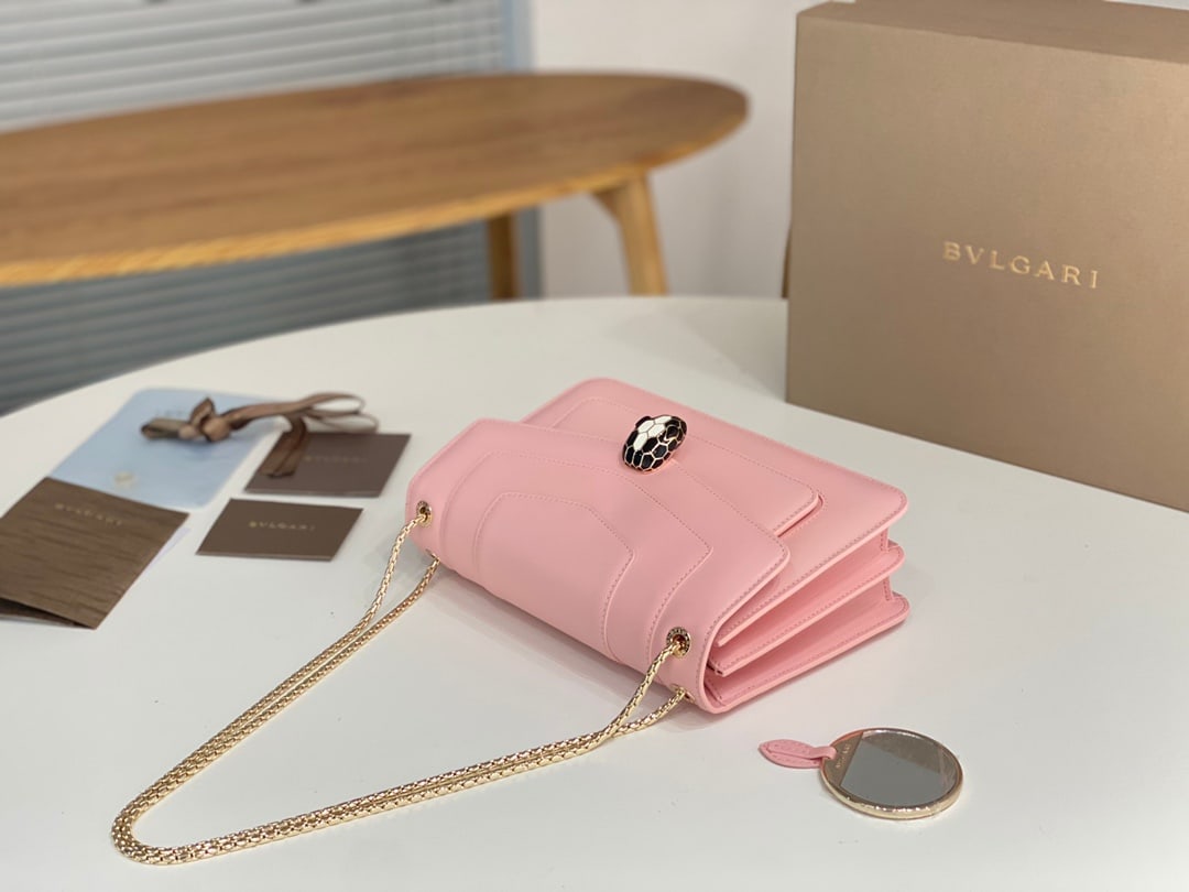 Bvlgari Serpenti Forever: The Bvlgari Serpenti Forever series cherry blossom pink calfskin bag features a malachite snakeskin head. The leather is delicate, soft, and lustrous, exuding an undeniable air of elegance. Its beauty