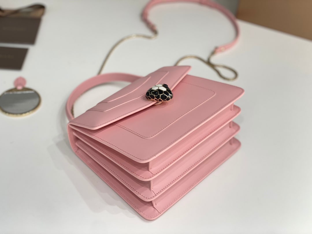 Bvlgari Serpenti Forever: The Serpentine Forever handbag reinterprets timeless style in fresh and charming colors, blending modern style with versatile appeal. This cherry blossom pink calfskin bag with a malachite snakeskin h