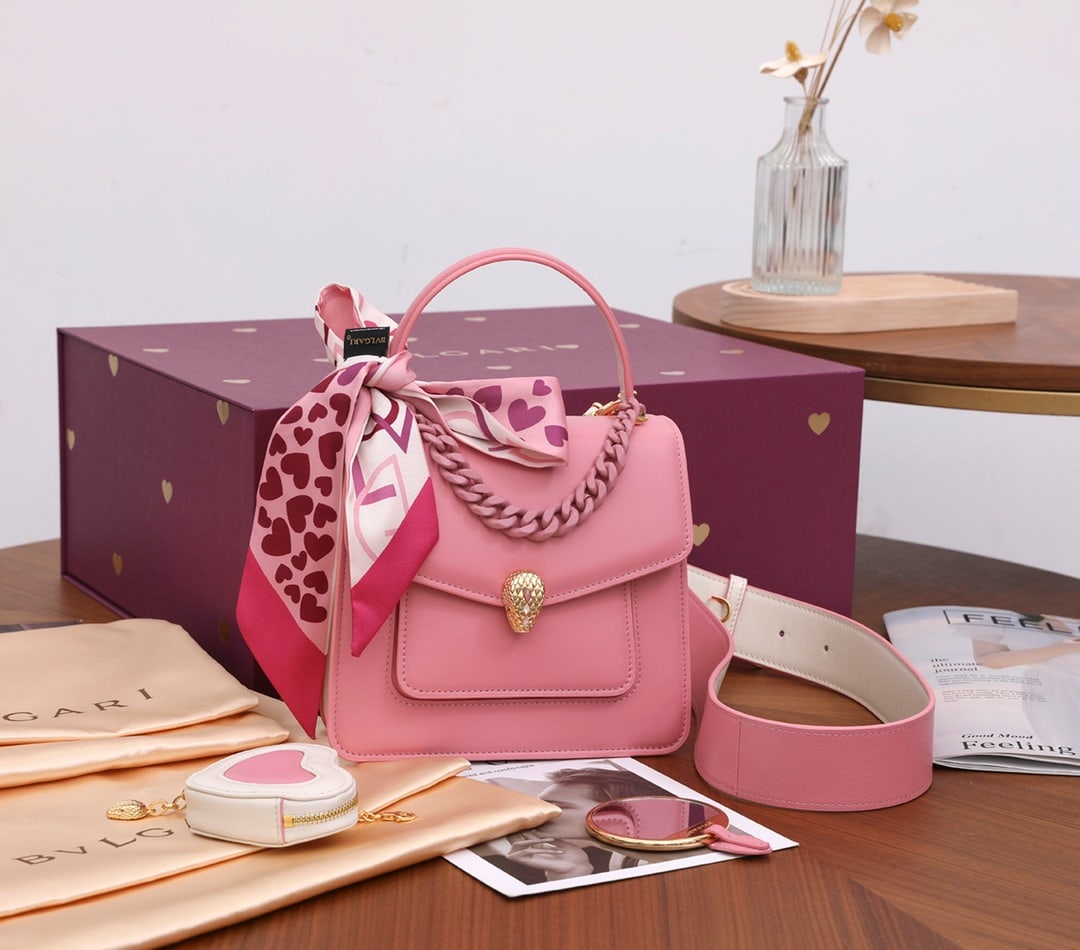 Bvlgari SERPENTI FOREVER Maxi Chain: The Bvlgari Serpenti Forever crossbody bag from the Maxi Chain collection features a flamingo design in quartz pink lambskin. The sides are adorned with ivory and opal, and the white lambskin is fitte
