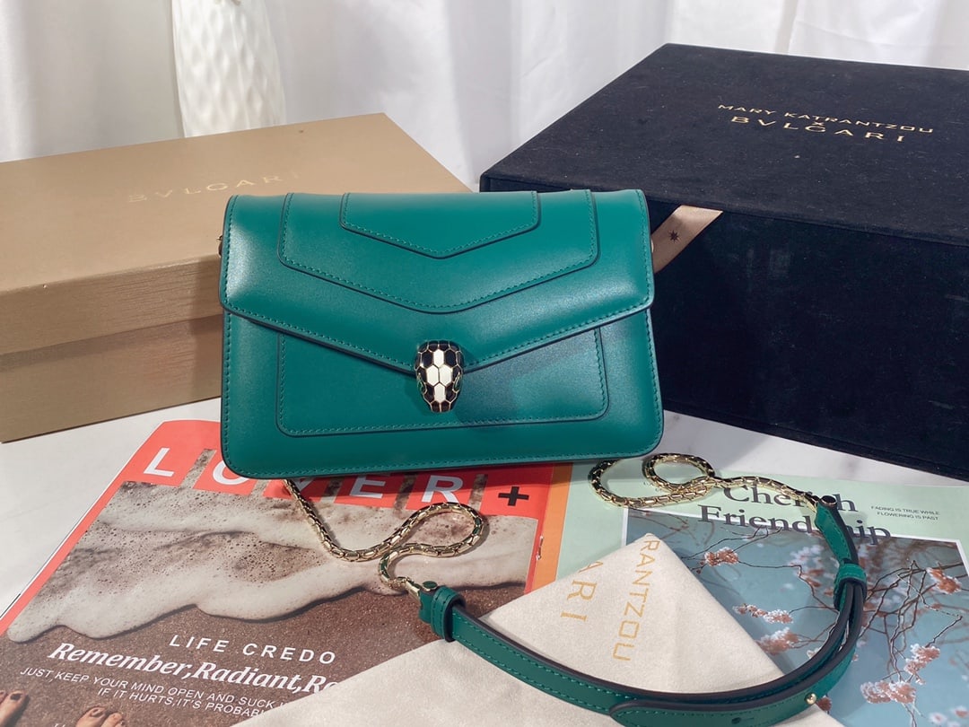 Bvlgari Serpenti Forever: The Bvlgari SERPENTI FOREVER series chain wallet is crafted from vibrant green calfskin, adorned with matte and glossy ceramic white enamel scales and green onyx sensual eyes. It features an adjustabl