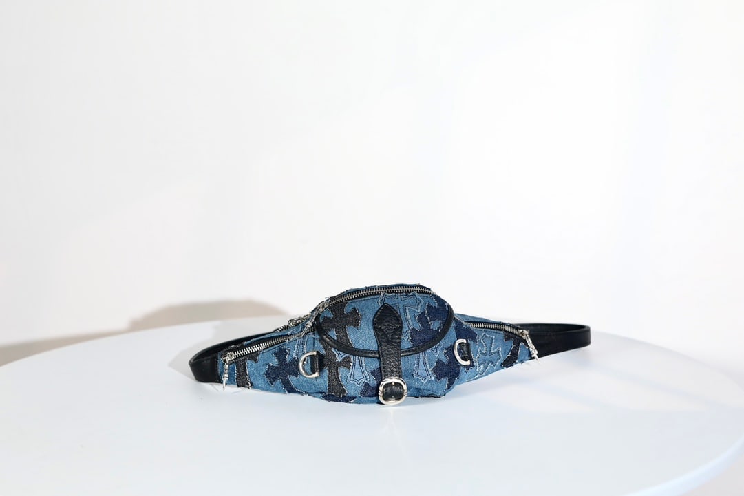 Chrome Hearts Cowboy patches mini Snat Pack: Chrome Hearts Cowboy Patches Mini Snat Pack. Mini waist bag made of denim and cowhide (approx. 95g). Dimensions: Width 32cm, Height 10cm, Thickness 7cm, Strap Width 2cm. A wonderful gift for you or yo