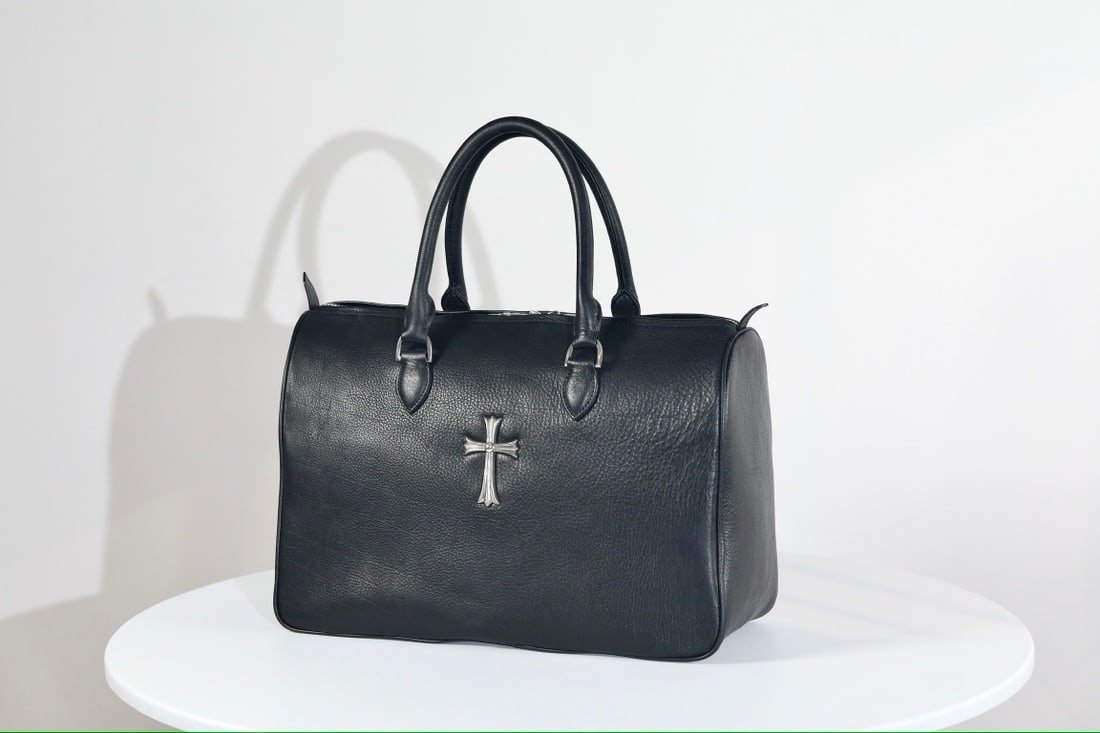 Chrome Hearts Cross Handbag: K035 Chrome Hearts Cross Handbag, made of cowhide (approx. 135g, silver throughout), 41x27x17cm. A wonderful gift for you or your loved one. We offer consoiled shipping for all goods to our domestic a