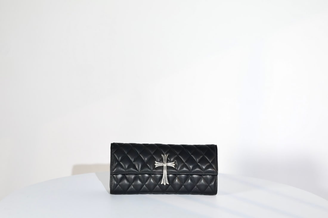 Chrome Hearts Cross Clutch Handbag Evening Bag in Black Lambskin: K025 Chrome Hearts Cross Clutch Evening Bag, Black Lambskin (total weight approx. 67.5g), Dimensions: 26x12.5x6.5cm. A wonderful gift for you or your loved one. We offer consoiled shipping for all goo