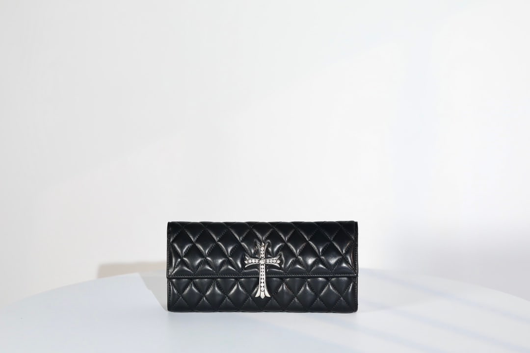 Chrome Hearts Diamond Cross Clutch Bag Evening Bag in Black Lambskin: K025 Chrome Hearts Diamond Cross Clutch Handbag Evening Bag, Black Lambskin (Total weight approx. 83g), Dimensions: 26x12.5x6.5cm. A wonderful gift for you or your loved one. We offer consoiled shippi