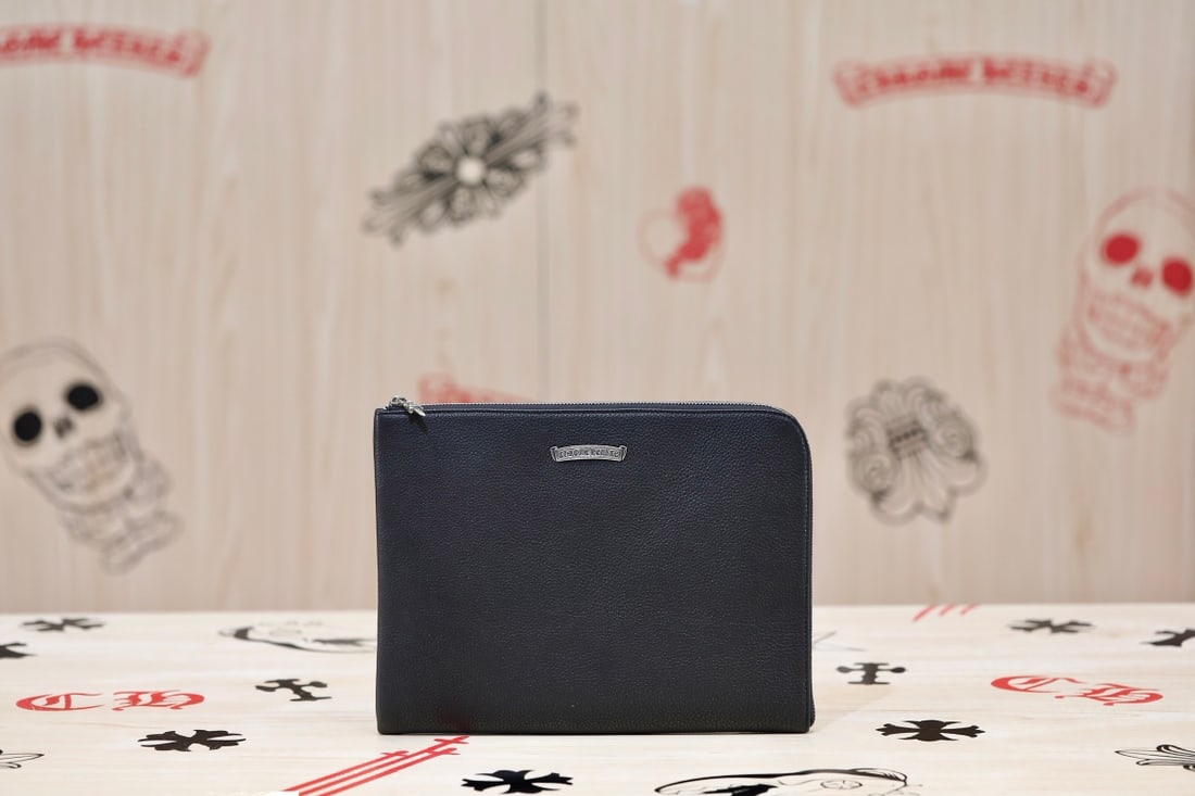 Chrome Hearts Tablet Handbag: The Chrome Hearts tablet clutch is crafted from durable, tumbled cowhide leather, and features 925 sterling silver hardware. Its dark design blends rock, gothic, and punk aesthetics, yet exudes a uniq