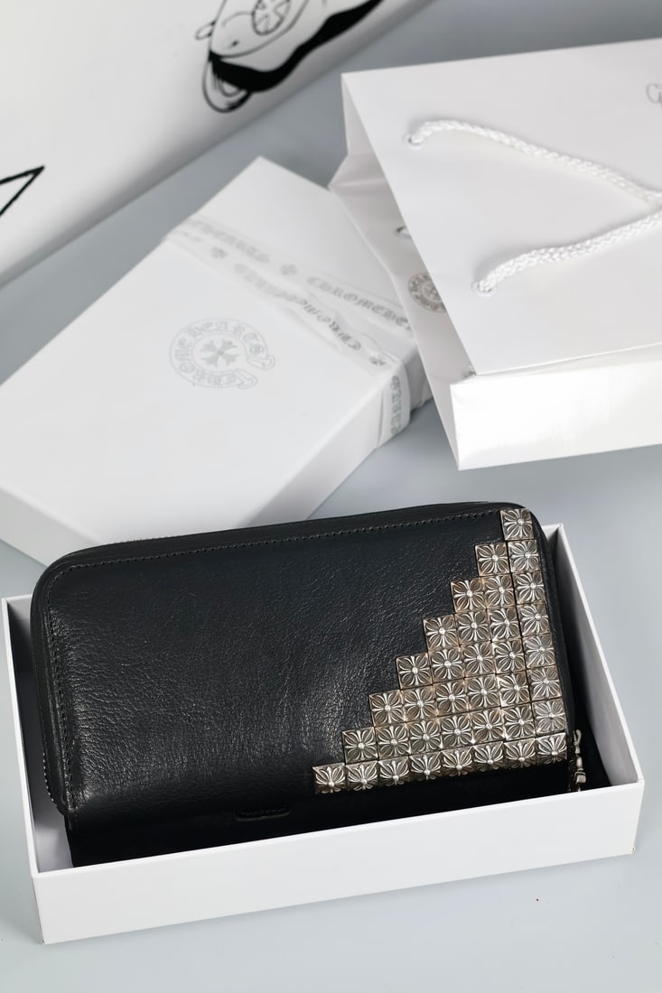 Chrome Hearts 36-stud Long Zip Wallet: Chrome Hearts 36-stud Long Zip Wallet, Model: W021. Material: Cowhide Jacquard Leather, Lining: Dimensions: 20x11x3 cm. Structure: 2 Bill Compartments, 10 Card Slots, 3 Hidden Compartments. Occasions: