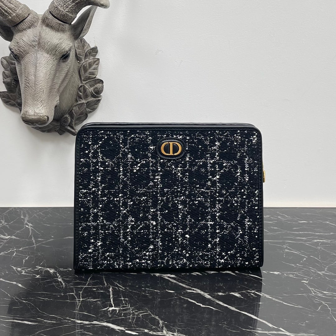 Dior Oblique canvas clutch: Dior Oblique canvas clutch, crafted from black tweed-effect fabric, adorned with a cannage pattern and Dior logo details created using different embroidered threads. Features a 3D CD logo, detachable 