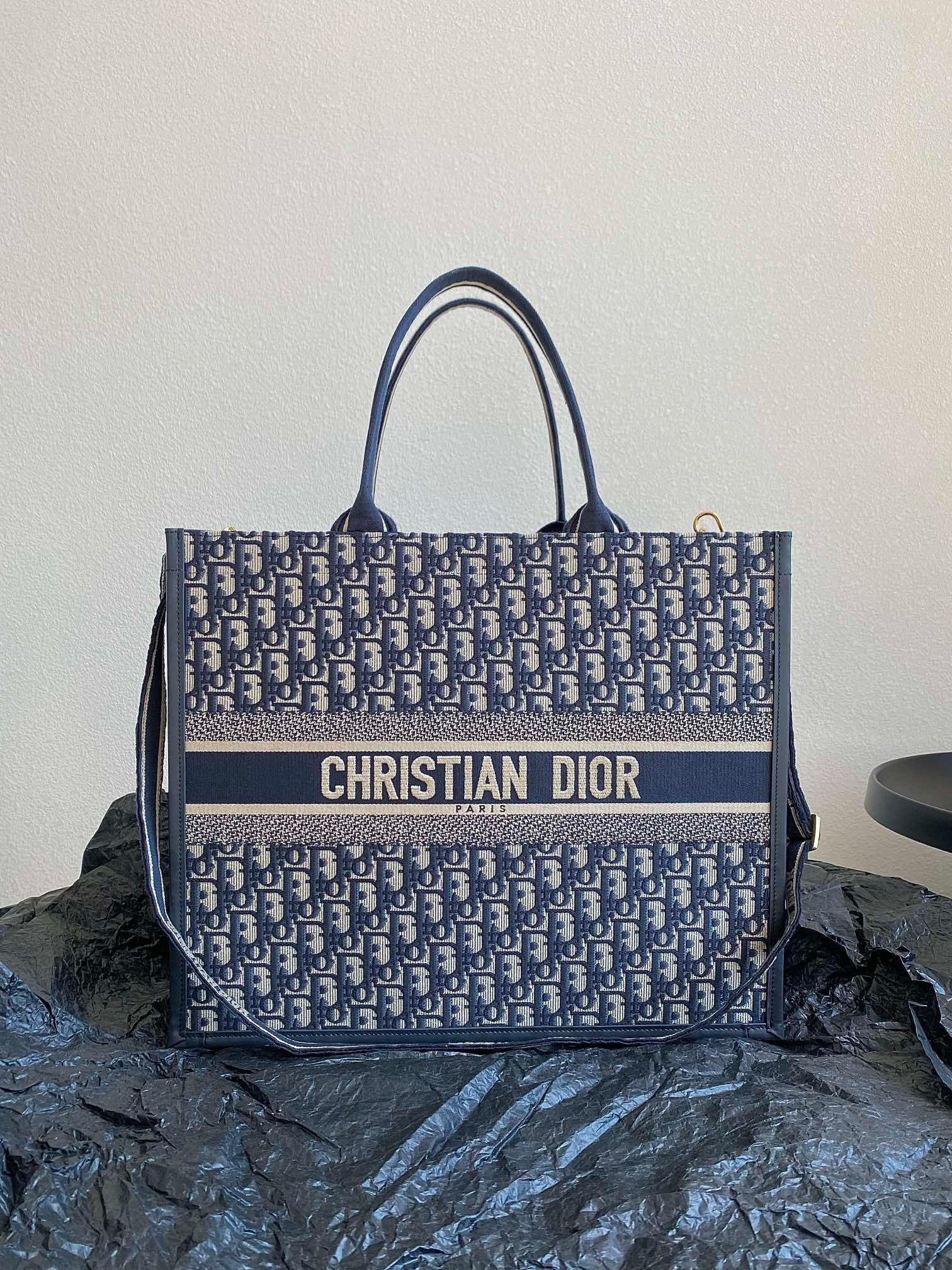 Christian Dior: The Dior Book Tote 24 (42x17x34.5cm) is perfect for hand-carrying or crossbody wear, ideal for commuting, exercising, or business trips. A wonderful gift for you or your loved one. We offer consoiled 
