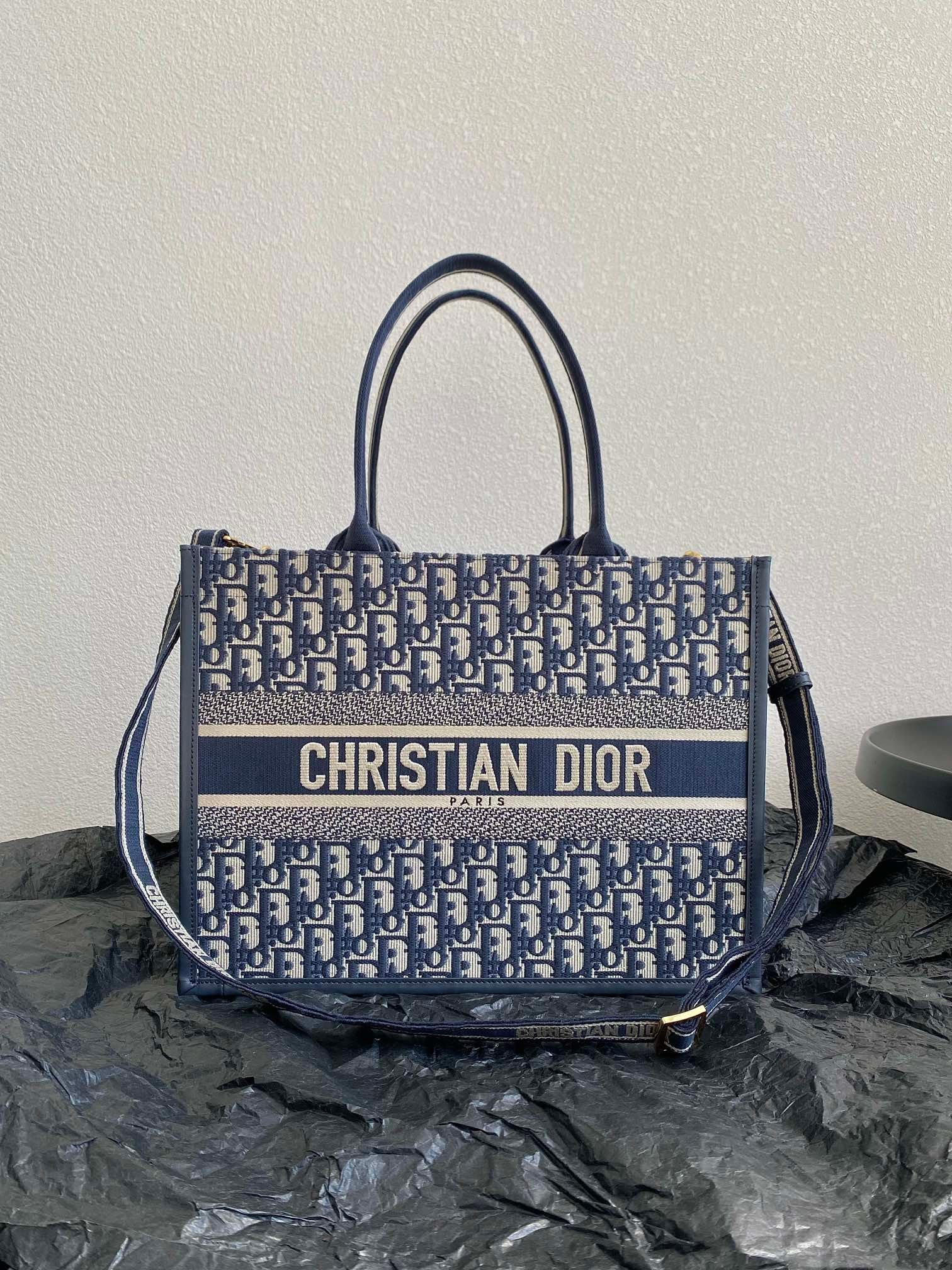 Christian Dior: The Dior Book Tote 24 (36x16x27cm) is perfect for hand-carrying or crossbody wear, ideal for commuting, exercising, or business trips. A wonderful gift for you or your loved one. We offer consoiled sh