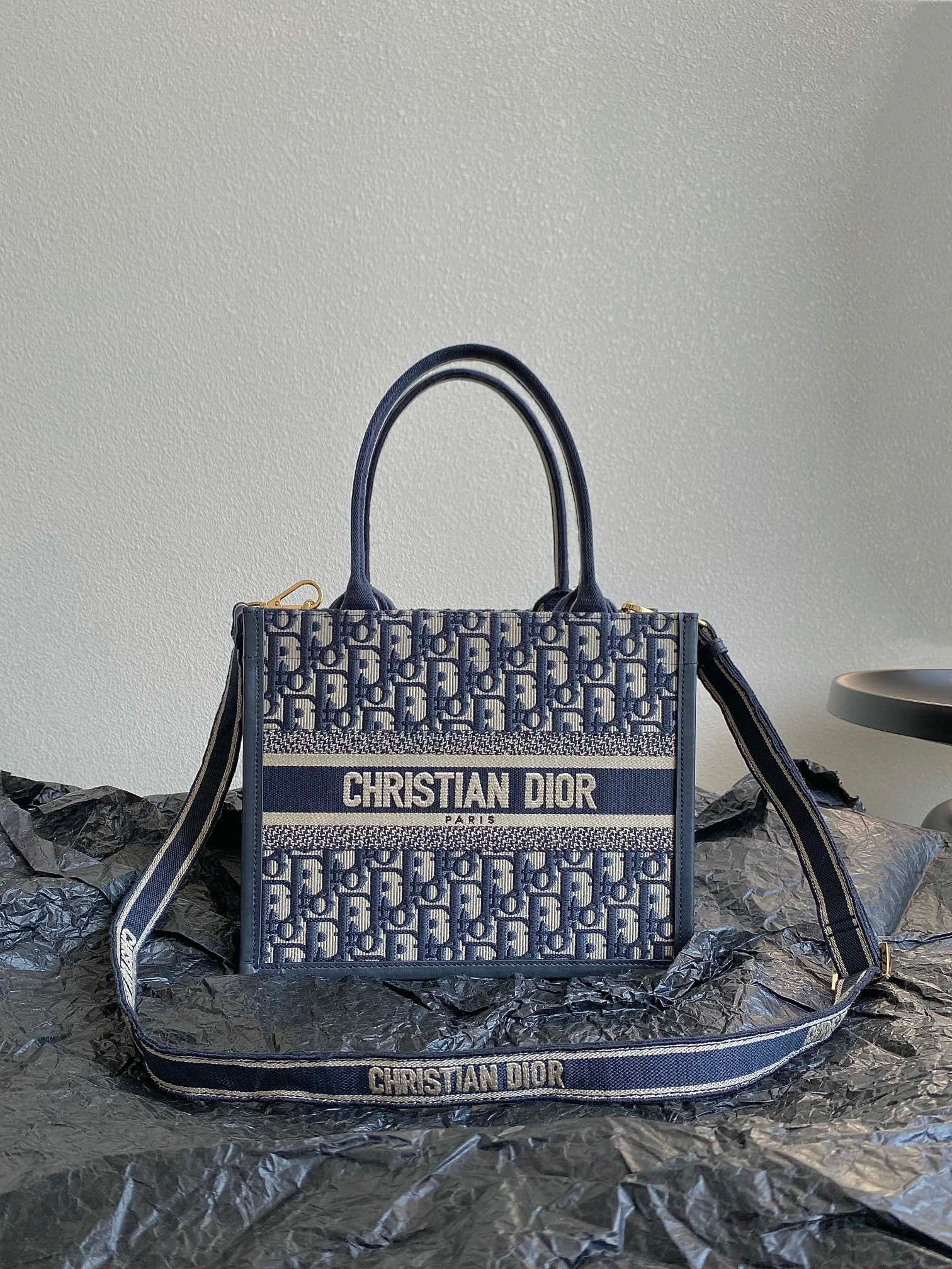 Christian Dior: The Dior Book Tote 24 (26x12x21cm) is perfect for hand-carrying or crossbody wear, ideal for commuting, exercising, or business trips. A wonderful gift for you or your loved one. We offer consoiled sh