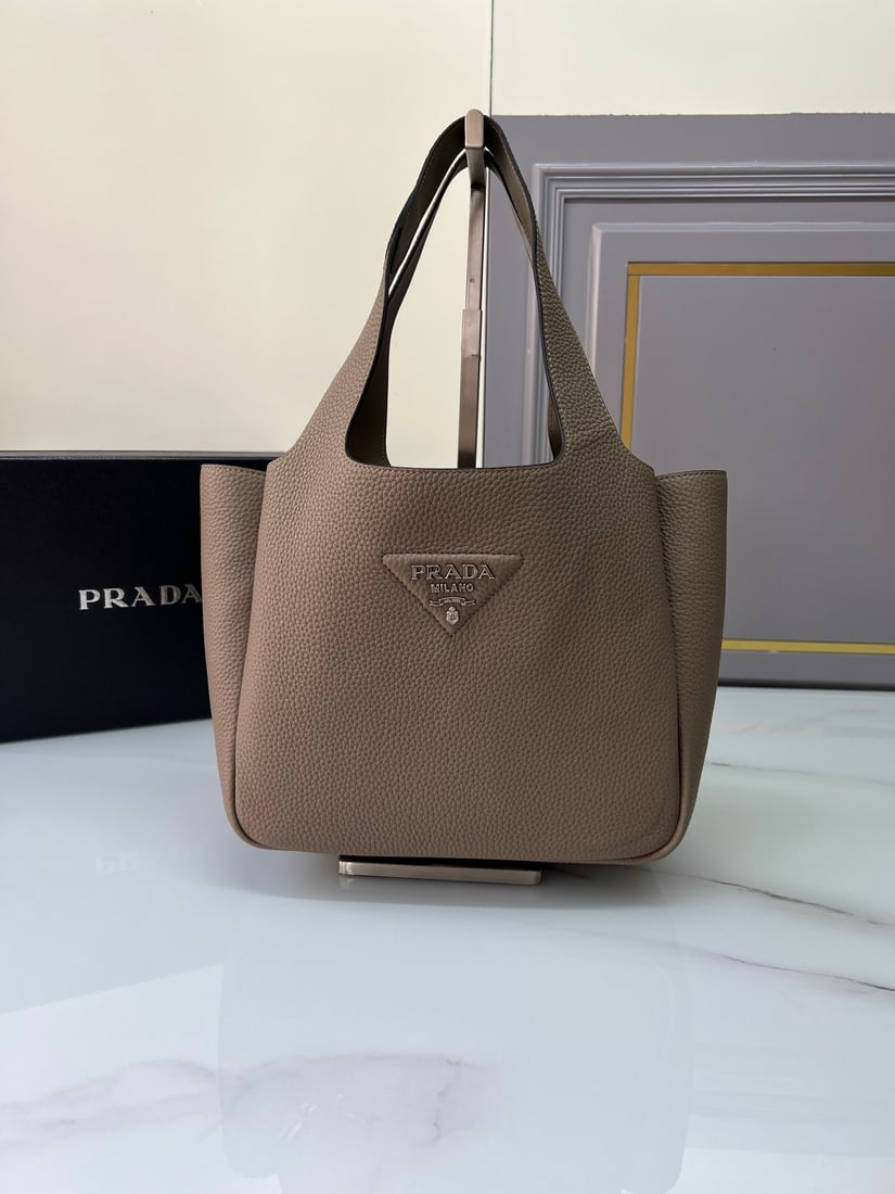 PRADA medium shopping bag: This medium-sized shopping bag is made of imported sheepskin with intricate hand-stitched diamond patterns, offering a super soft and luxurious feel. It boasts a large capacity with multiple compartme