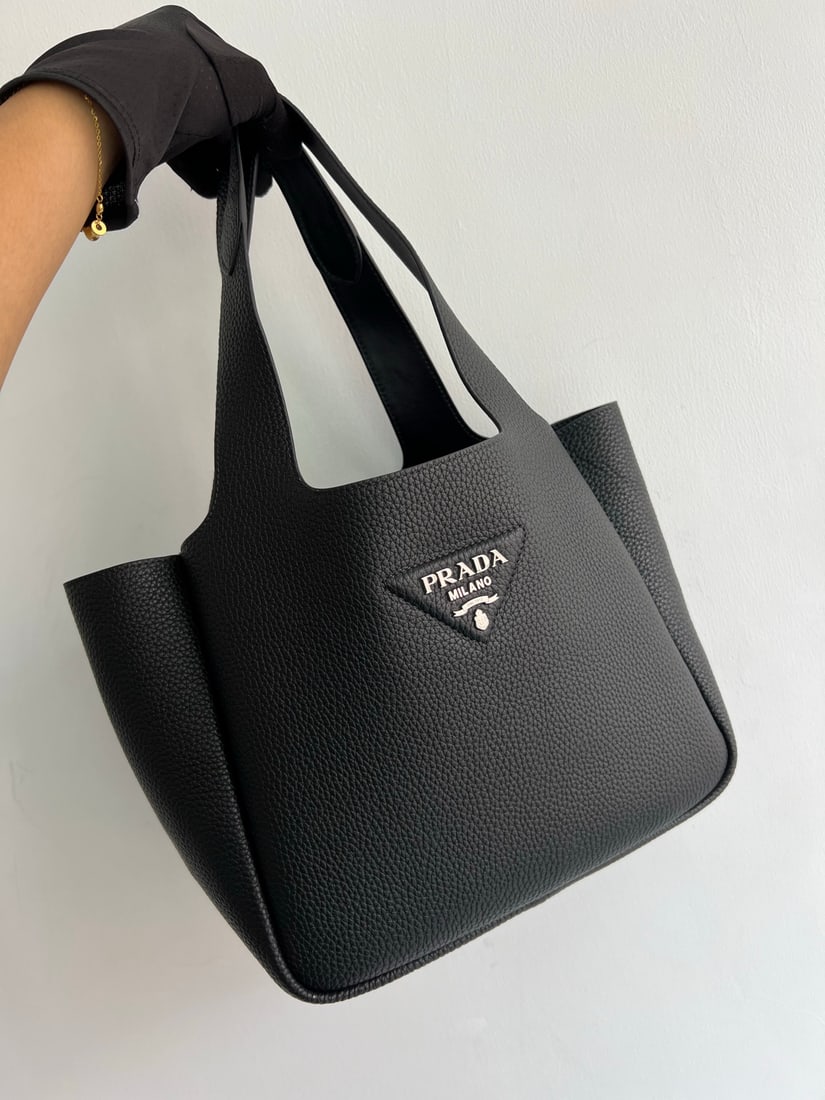 PRADA medium shopping bag: This medium-sized shopping bag is made of imported sheepskin with intricate hand-stitched diamond patterns, offering a super soft and luxurious feel. It boasts a large capacity with multiple compartme