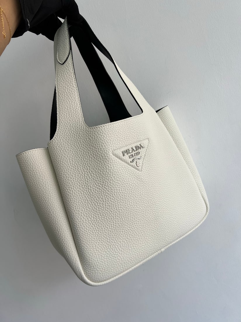 PRADA medium shopping bag: This medium-sized shopping bag is made of imported sheepskin with intricate hand-stitched diamond patterns, offering a super soft and luxurious feel. It boasts a large capacity with multiple compartme