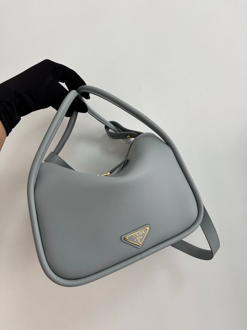 PRADA bowling bag: The Lindy bowling bag, a handbag and shoulder bag, is made of imported Italian soft-grain calfskin, featuring top-quality hardware. Its modern design exudes a casual attitude, while exquisite details 