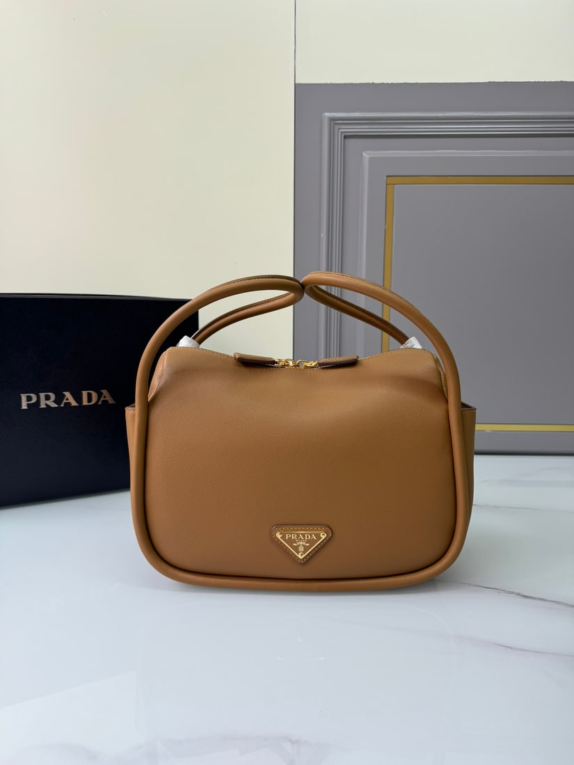 PRADA bowling bag: The Lindy bowling bag, a handbag and shoulder bag, is made of imported Italian soft-grain calfskin, featuring top-quality hardware. Its modern design exudes a casual attitude, while exquisite details 