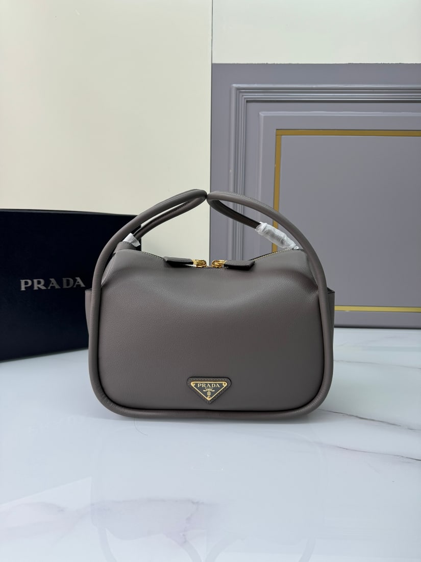 PRADA bowling bag: The Lindy bowling bag, a handbag and shoulder bag, is made of imported Italian soft-grain calfskin, featuring top-quality hardware. Its modern design exudes a casual attitude, while exquisite details 