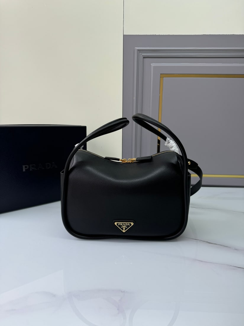 PRADA bowling bag: The Lindy bowling bag, a handbag and shoulder bag, is made of imported Italian soft-grain calfskin, featuring top-quality hardware. Its modern design exudes a casual attitude, while exquisite details 