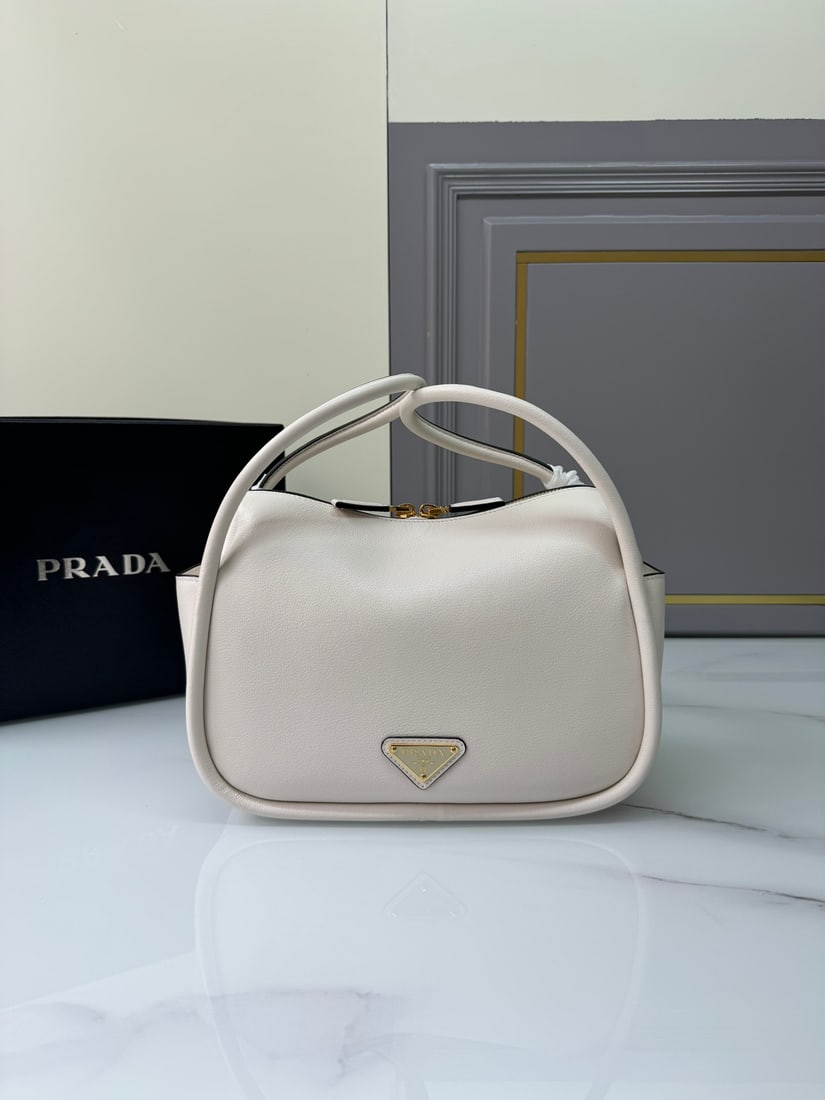 PRADA bowling bag: The Lindy bowling bag, a handbag and shoulder bag, is made of imported Italian soft-grain calfskin, featuring top-quality hardware. Its modern design exudes a casual attitude, while exquisite details 