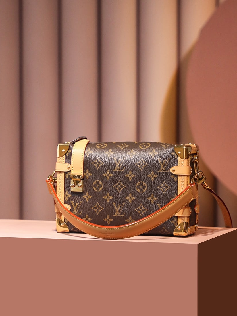 LV Side Trunk: SIDE TRUNK Dimensions: 21X14X6cm A stunningly beautiful box that instantly captivates. Breaking away from traditional hard boxes, it boldly combines soft and hard design elements. The detachable handl