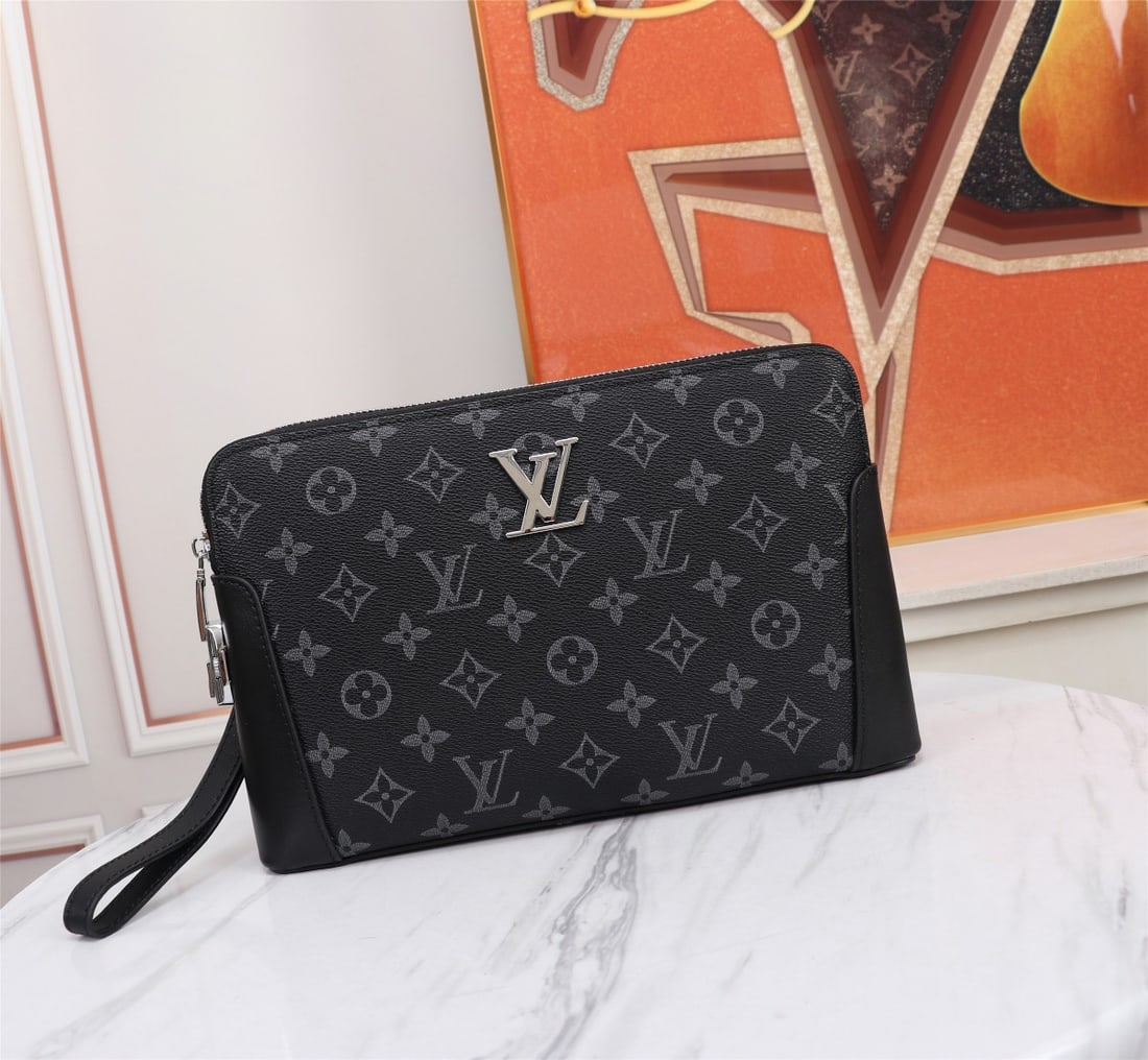 LV combination lock with single handle: This LV single-zip clutch features a combination lock, crafted from European cowhide with the iconic monogram pattern. It boasts a stylish and trendy design, incorporating a zippered pocket and an int