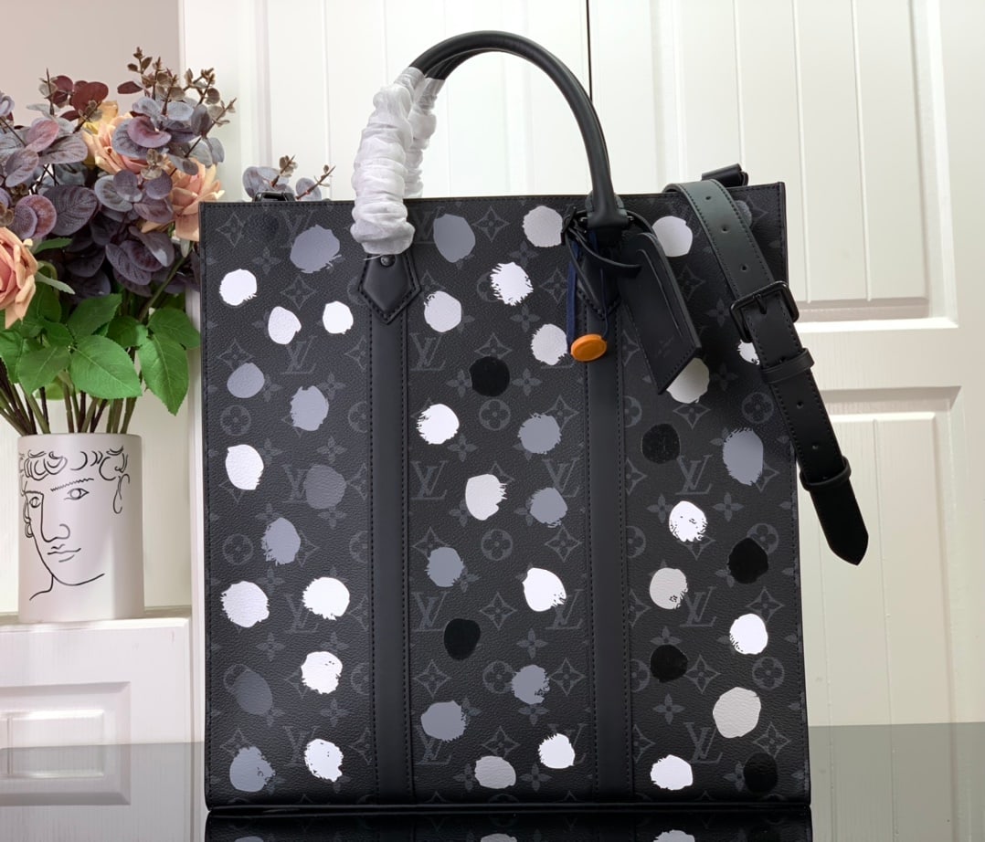 LV x YK SAC PLAT: The LV x YK SAC PLAT handbag marks another collaboration between LV and Yayoi Kusama, interpreting the artist's whimsical tales through the brand's exquisite craftsmanship. Crafted from Monogram Eclip