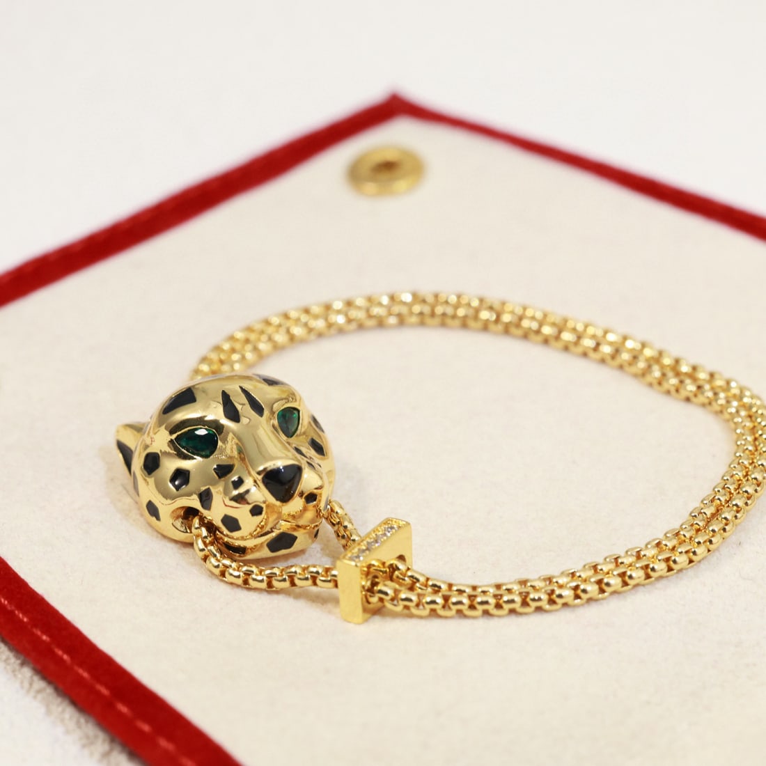 Cartier: The Cartier panther bracelet exudes classic aristocratic elegance and luxurious charm. The panther design, paired with emerald eyes, makes the panther's expression even more captivating and powerful. 
