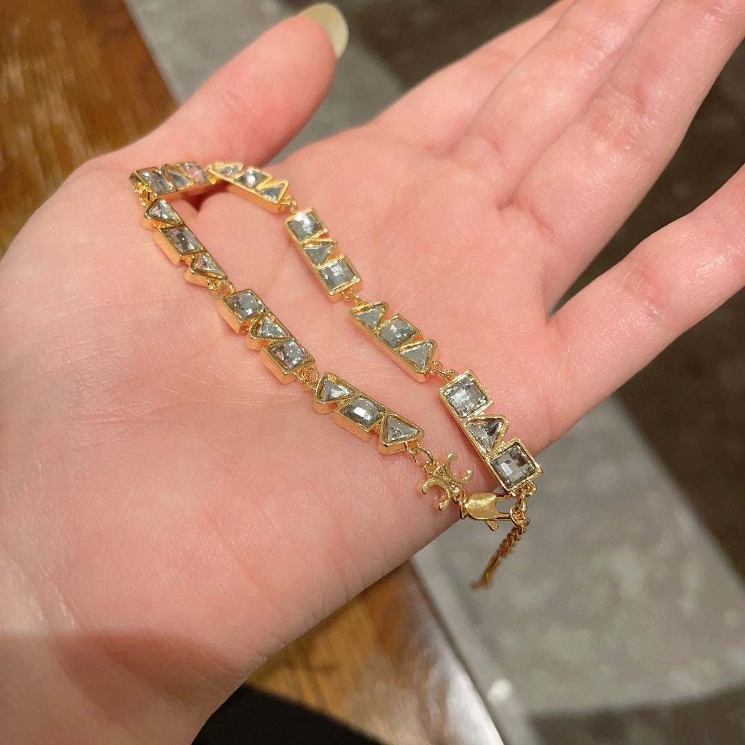 Celine bracelet: Celine bracelets have always been a benchmark in minimalist fashion. Their bold designs are timeless and versatile, adding a touch of style. A wonderful gift for you or your loved one. We offer consoi
