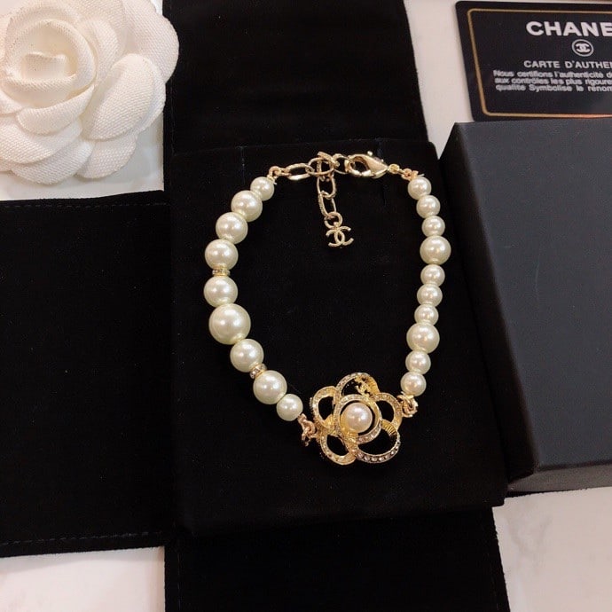 Chanel floral pearl bracelet: Chanel's early spring floral and pearl bracelet is a sweet and fresh style. A wonderful gift for you or your loved one. We offer consoiled shipping for all goods to our domestic and international cust
