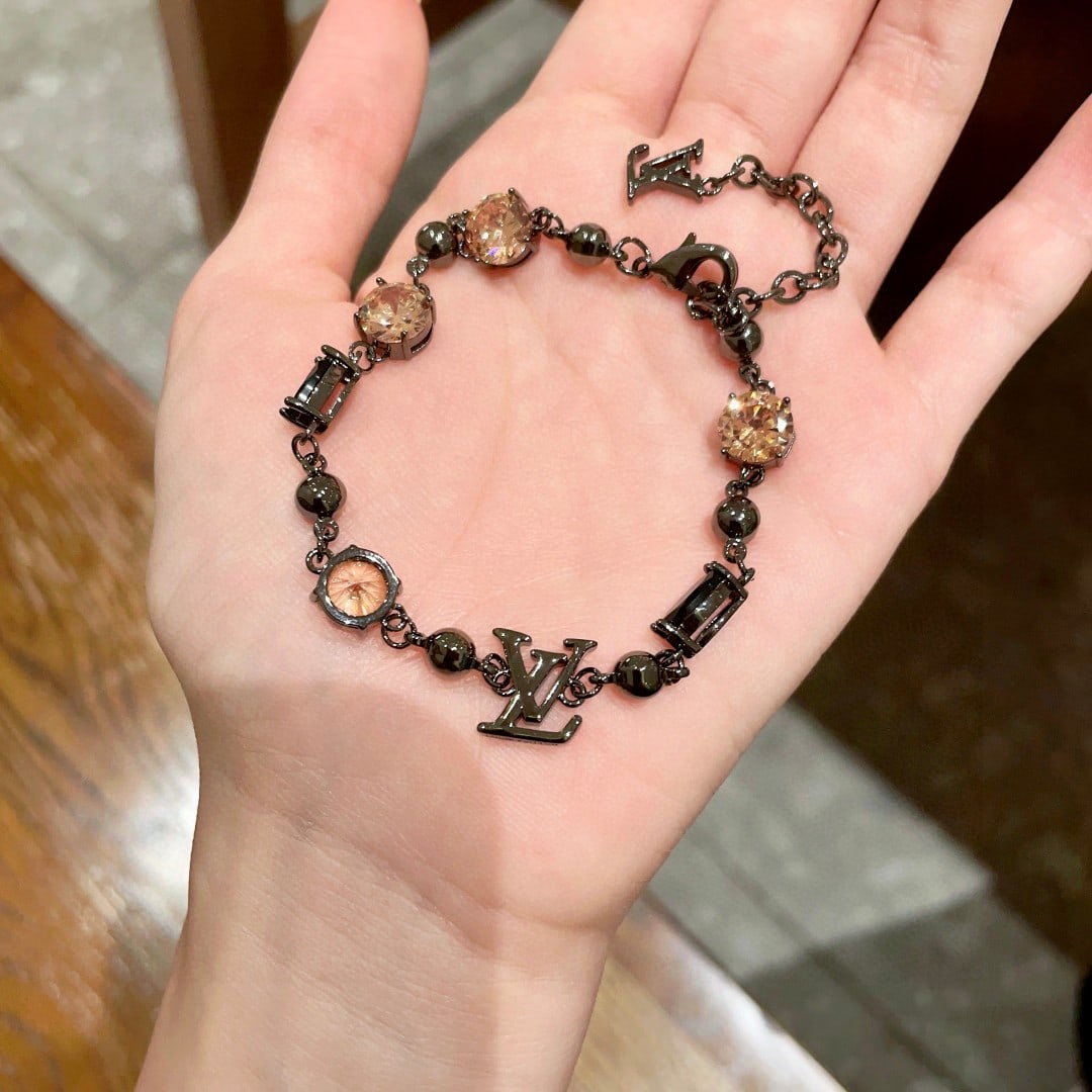 LV: LOUIS VUITTON's classic double-flower pattern pendant features the iconic LV logo, embodying a timeless and elegant design. A fashionable and versatile piece, it's eye-catching and flattering. A wonde