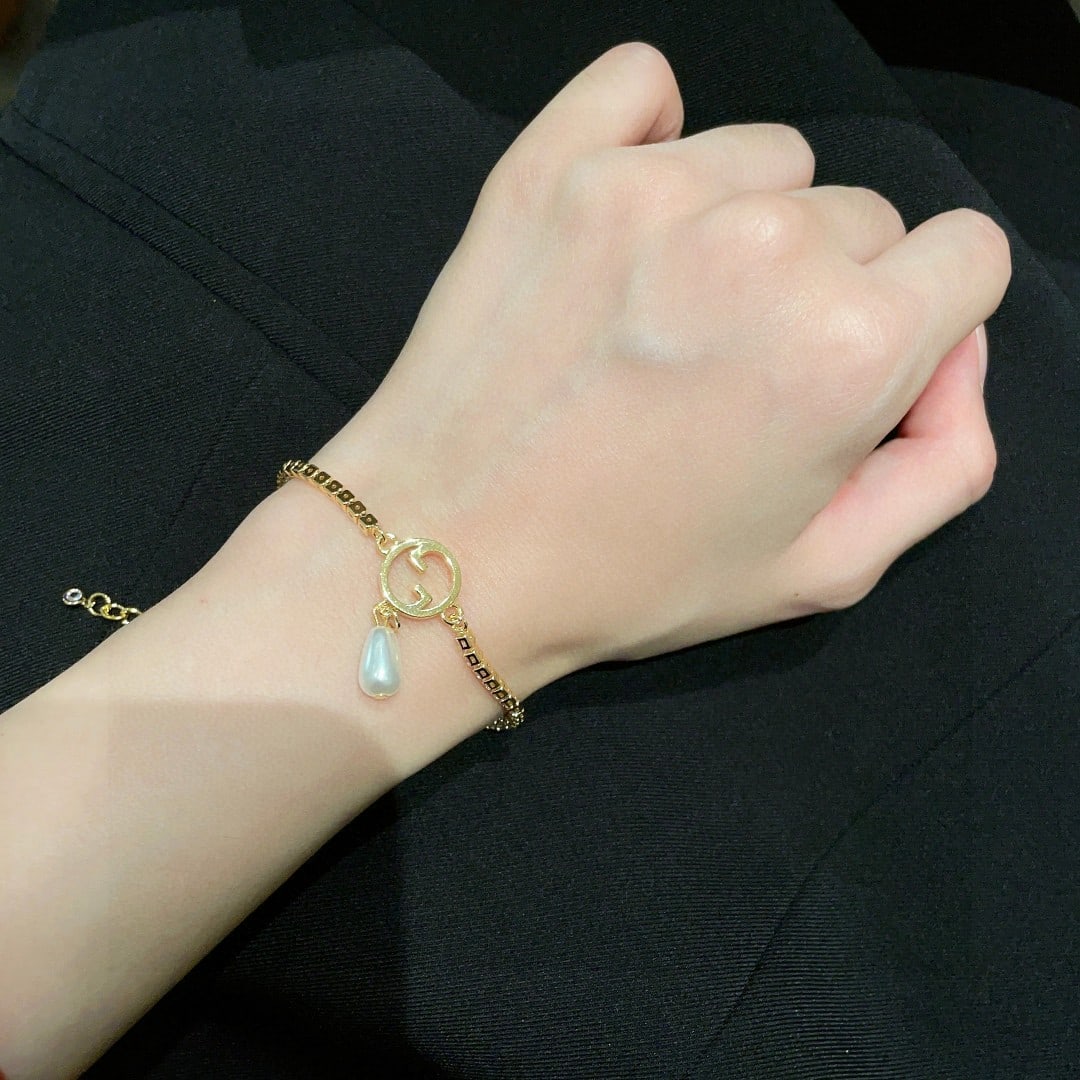 GUCCI bracelet: The GUCCI bracelet boasts a beautiful and romantic vintage style. A wonderful gift for you or your loved one. We offer consoiled shipping for all goods to our domestic and international customers at a