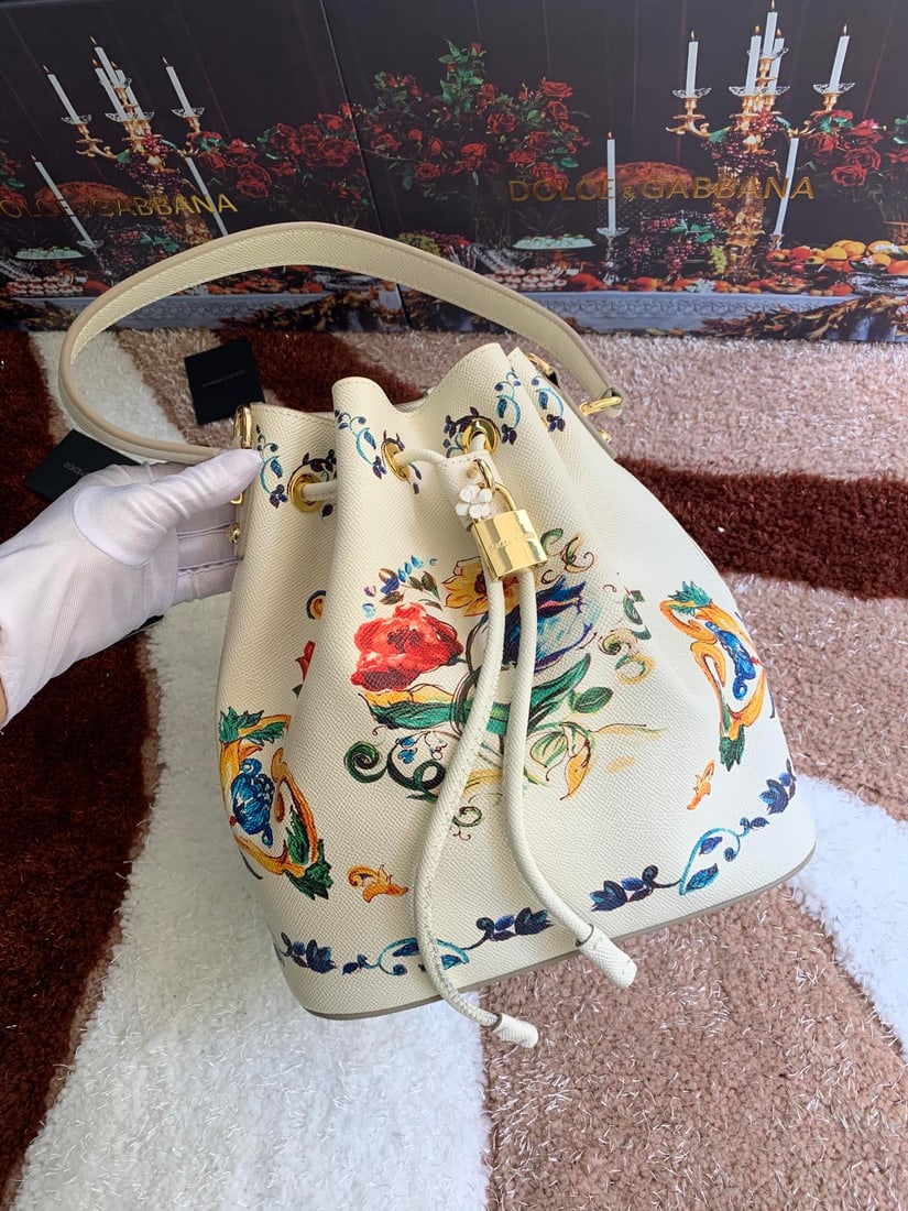 Dolce & Gabbana: Dolce & Gabbana studded crossbody bag, stylish and sophisticated, goes with any outfit. DG always brings endless surprises and luxury. Size: 25 x 27. A wonderful gift for you or your loved one. We off