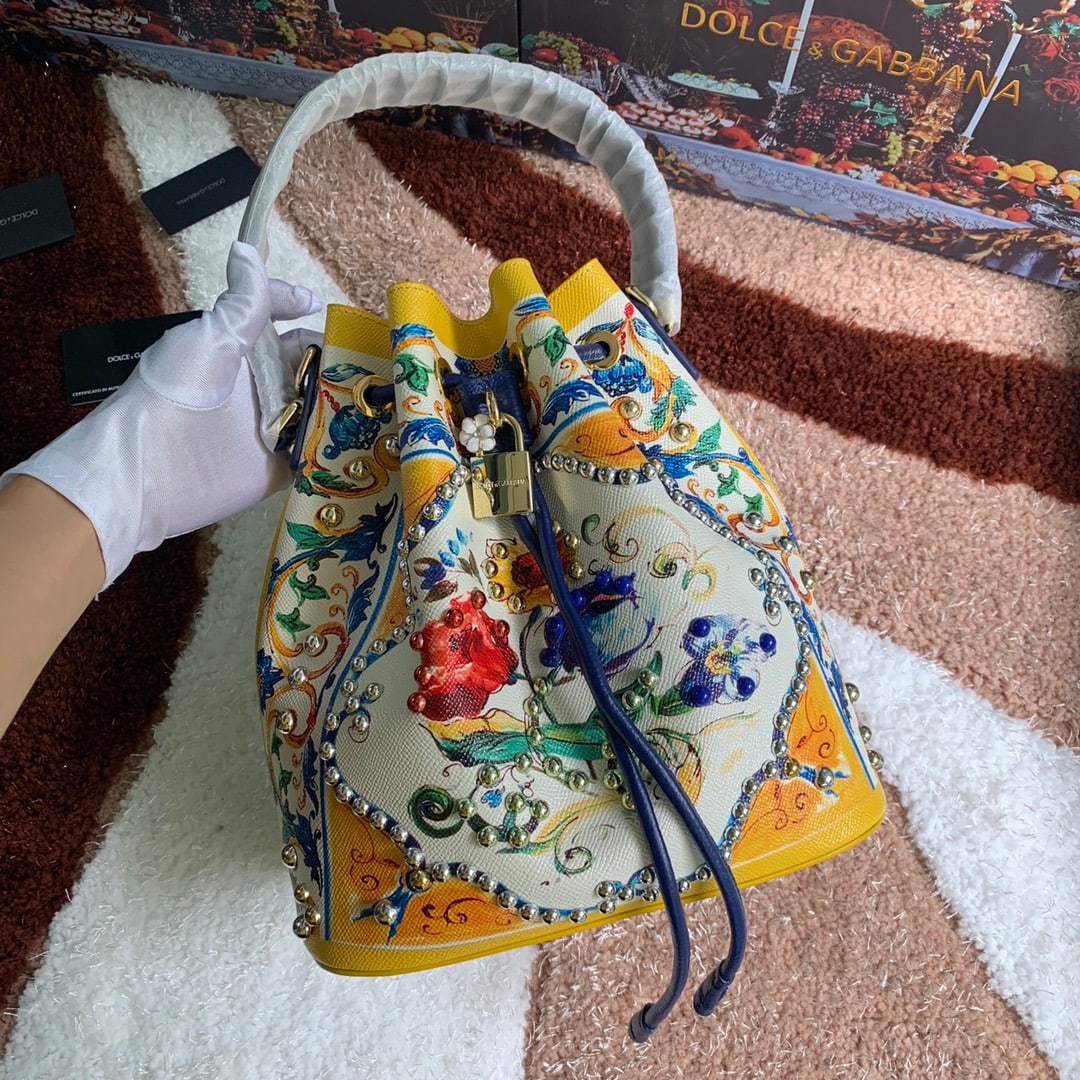 Dolce & Gabbana: Dolce & Gabbana yellow floral print. A stylish and sophisticated crossbody bag that goes with any outfit. DG always brings endless surprises and luxury. Size: 25 x 27 cm. A wonderful gift for you or y