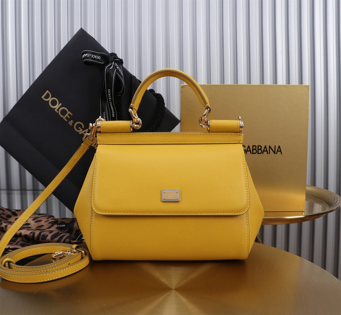 Dolce & Gabbana: The iconic Dolce & Gabbana Sicily is now presented in a compact version, offering easy storage for frequently used items. Its unique design features a hidden magnetic closure on the front flap. Size: 