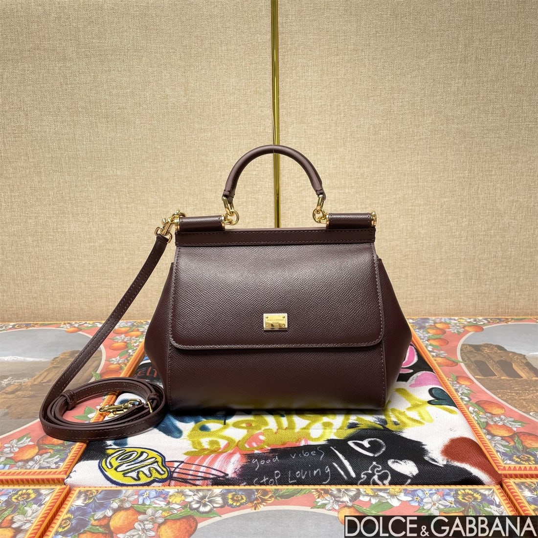 Dolce & Gabbana: The iconic Dolce & Gabbana Sicily is now presented in a compact version, offering easy storage for frequently used items. Its unique design features a hidden magnetic closure on the front flap. Wine R