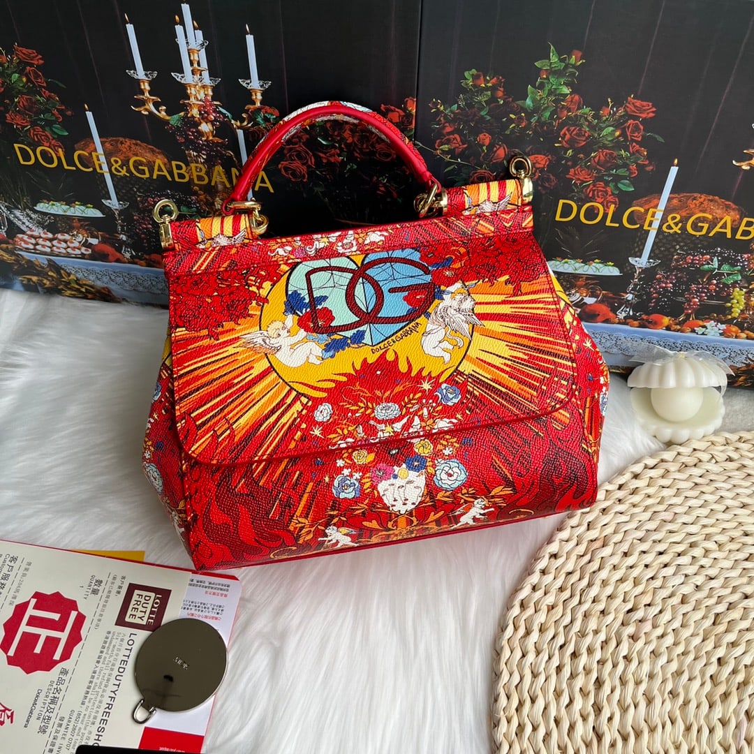 Dolce & Gabbana: Dolce & Gabbana leather printed bag, can be worn crossbody or carried by hand, features a mirror, exudes style and sophistication, and pairs perfectly with any outfit. DG always delivers endless surpr