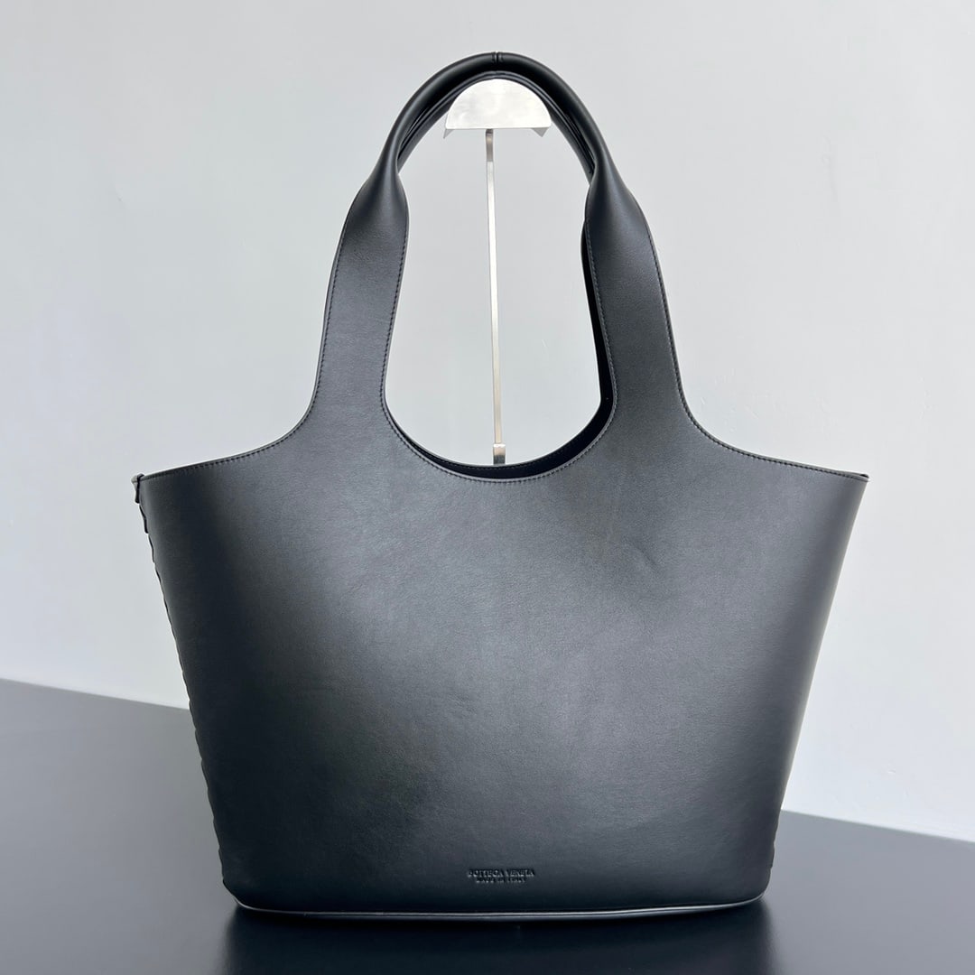 Bottega Veneta Medium Creek Tote: The Bottega Veneta Medium Creek Tote boasts supple leather and a minimalist design that's truly exceptional. It features a detachable zippered pouch with a hook-and-loop connection to a silver logo ke