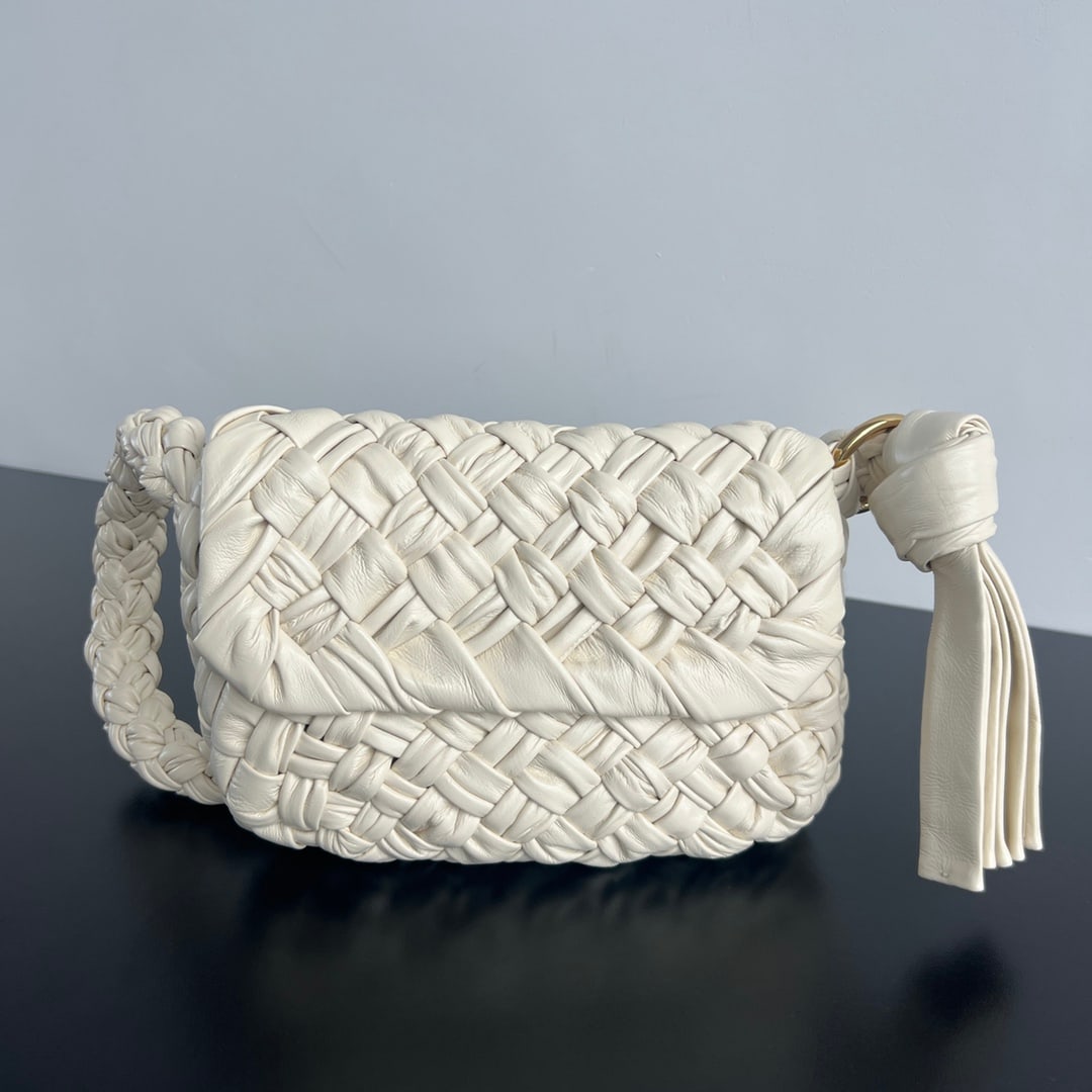 Bottega Veneta Kalimero Citta: Bottega Veneta Kalimero Citta. "Citta" means "city" in Italian. Not only is the design beautiful and artistic, but it also exudes a refined taste. It's truly beautiful. Crafted by skilled artisans usi