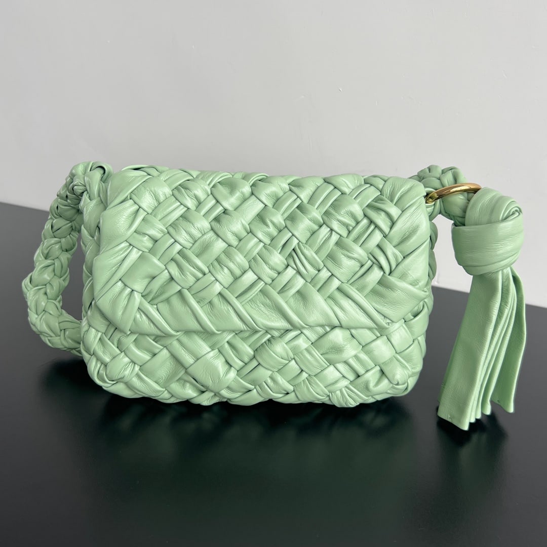Bottega Veneta Kalimero Citta: Bottega Veneta Kalimero Citta. "Citta" means "city" in Italian. Not only is the design beautiful and artistic, but it also exudes a refined taste. It's truly beautiful. Crafted by skilled artisans usi
