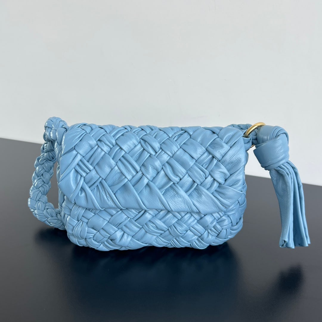 Bottega Veneta Kalimero Citta: Bottega Veneta Kalimero Citta. "Citta" means "city" in Italian. Not only is the design beautiful and artistic, but it also exudes a refined taste. It's truly beautiful. Crafted by skilled artisans usi