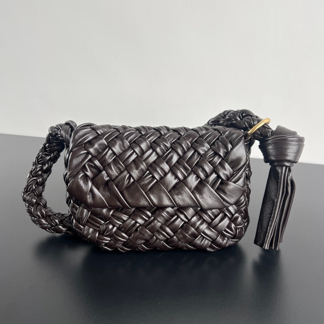 Bottega Veneta Kalimero Citta: Bottega Veneta Kalimero Citta. "Citta" means "city" in Italian. Not only is the design beautiful and artistic, but it also exudes a refined taste. It's truly beautiful. Crafted by skilled artisans usi