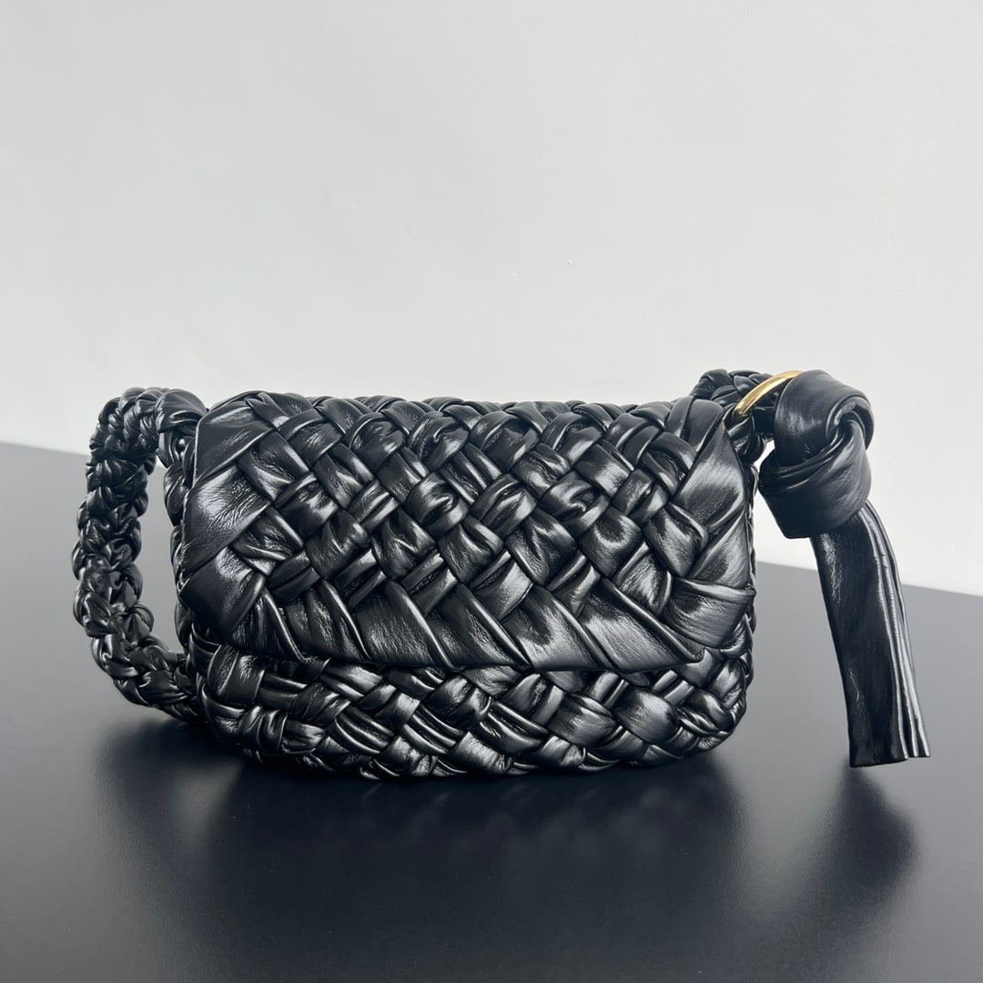Bottega Veneta Kalimero Citta: Bottega Veneta Kalimero Citta. "Citta" means "city" in Italian. Not only is the design beautiful and artistic, but it also exudes a refined taste. It's truly beautiful. Crafted by skilled artisans usi