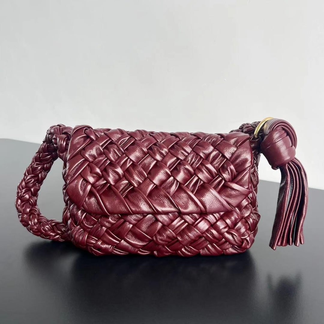 Bottega Veneta Kalimero Citta: Bottega Veneta Kalimero Citta. "Citta" means "city" in Italian. Not only is the design beautiful and artistic, but it also exudes a refined taste. It's truly beautiful. Crafted by skilled artisans usi