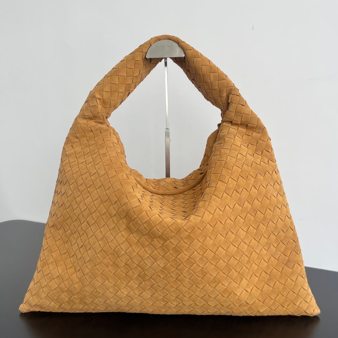 Bottega Veneta HOP: The Bottega Veneta Large HOP leather bag features a body and handles woven from a single piece of leather, creating a soft and relaxed feel. The HOP symbolizes a celebration of innovation and timeless