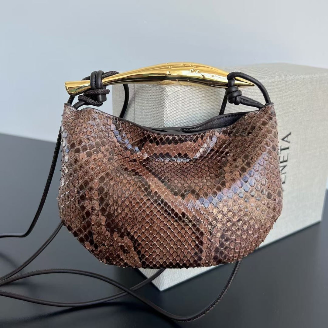 Bottega Veneta SARDINE: The Bottega Veneta SARDINE bag, made of python skin, exudes a noble aura. It's not just a bag, but a symbol of prestige, displaying elegance, composure, and a powerful presence. The combination of the