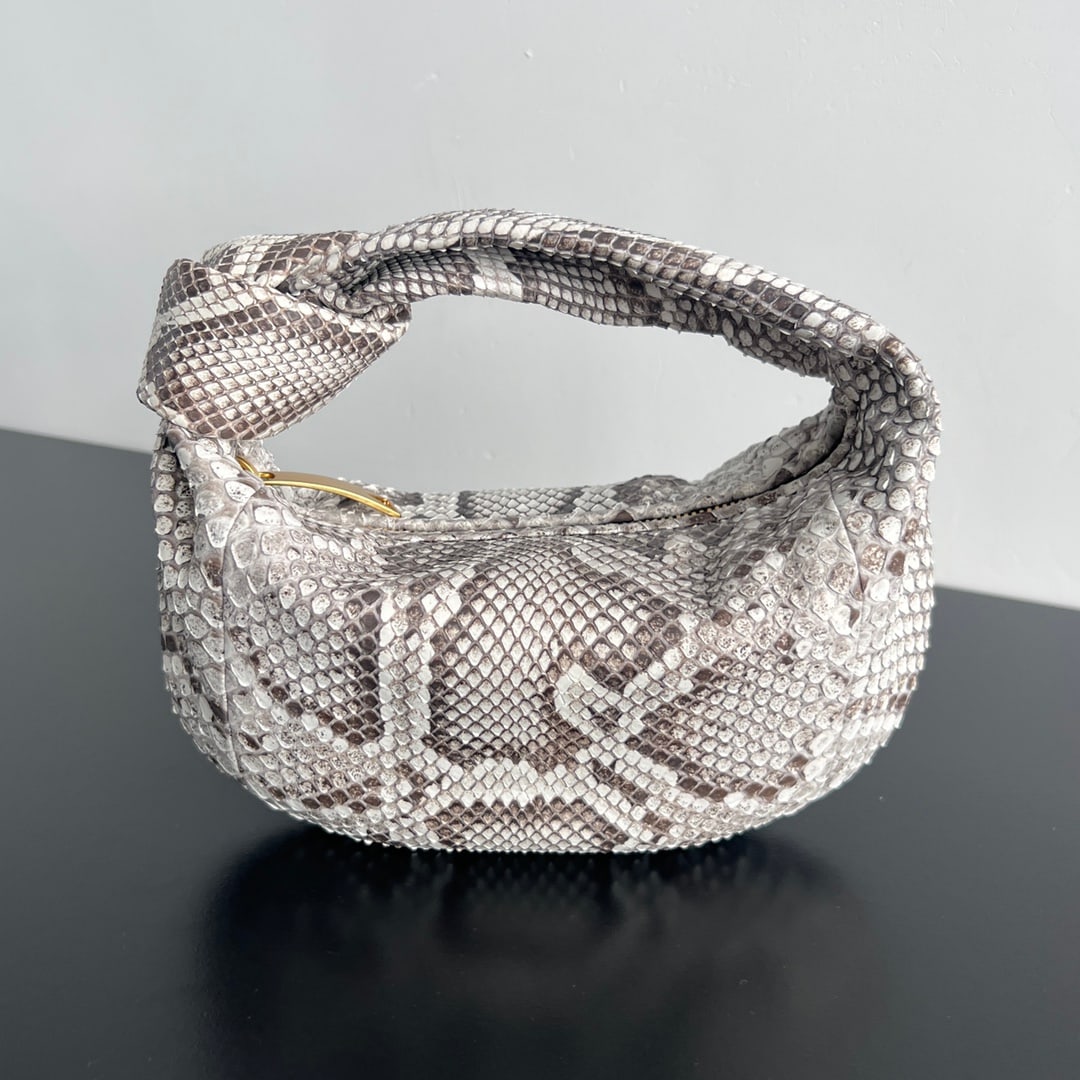 Bottega Veneta Jodie: The Bottega Veneta Jodie python skin evening bag exudes a noble aura. It's not just a bag, but a symbol of prestige, displaying elegance, composure, and a powerful presence. The classic Jodie knotted 