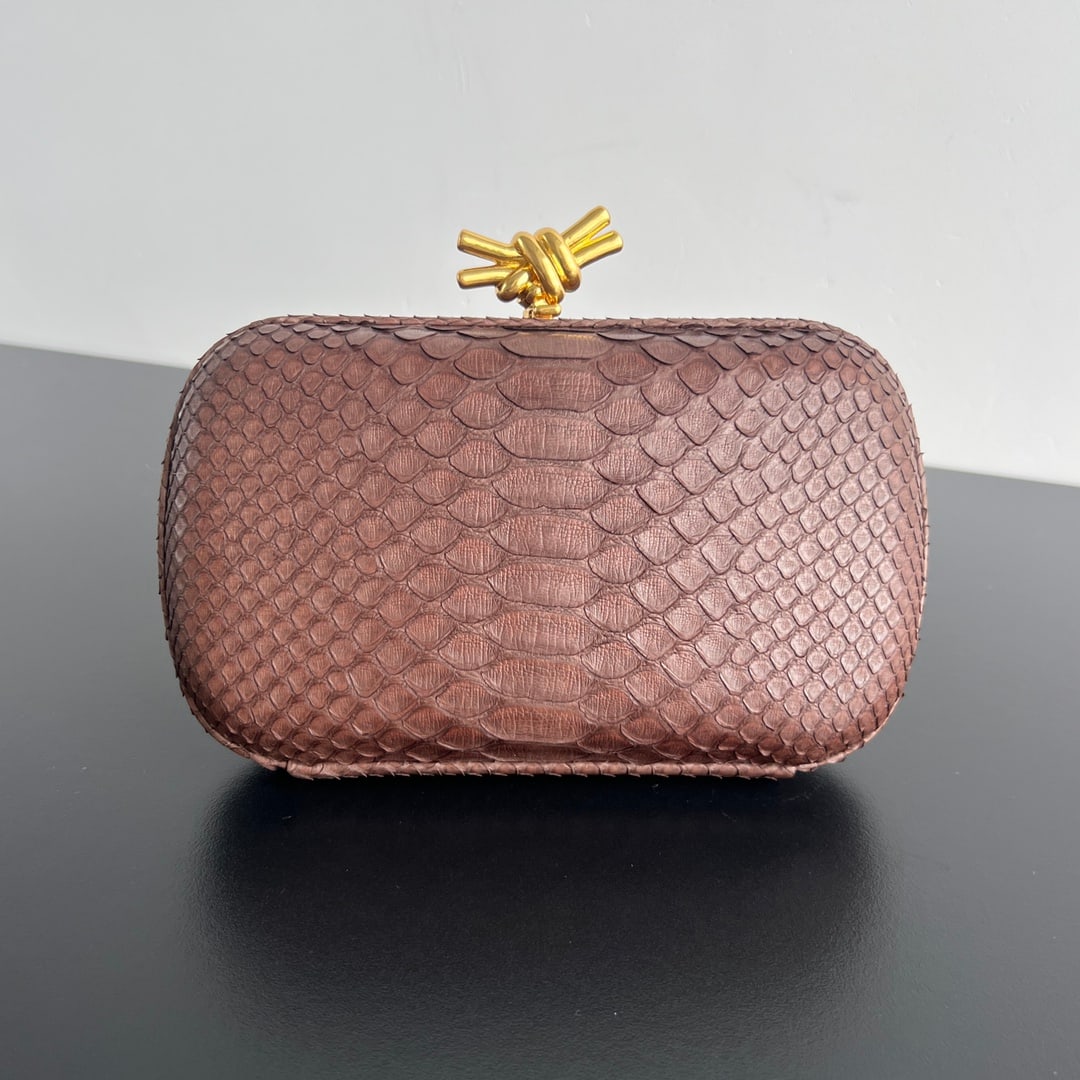 Bottega Veneta knot: The Bottega Veneta Knot python skin evening bag exudes a noble aura. It's not just a bag, but a symbol of prestige, displaying elegance, composure, and a powerful presence. The knot metal closure adds