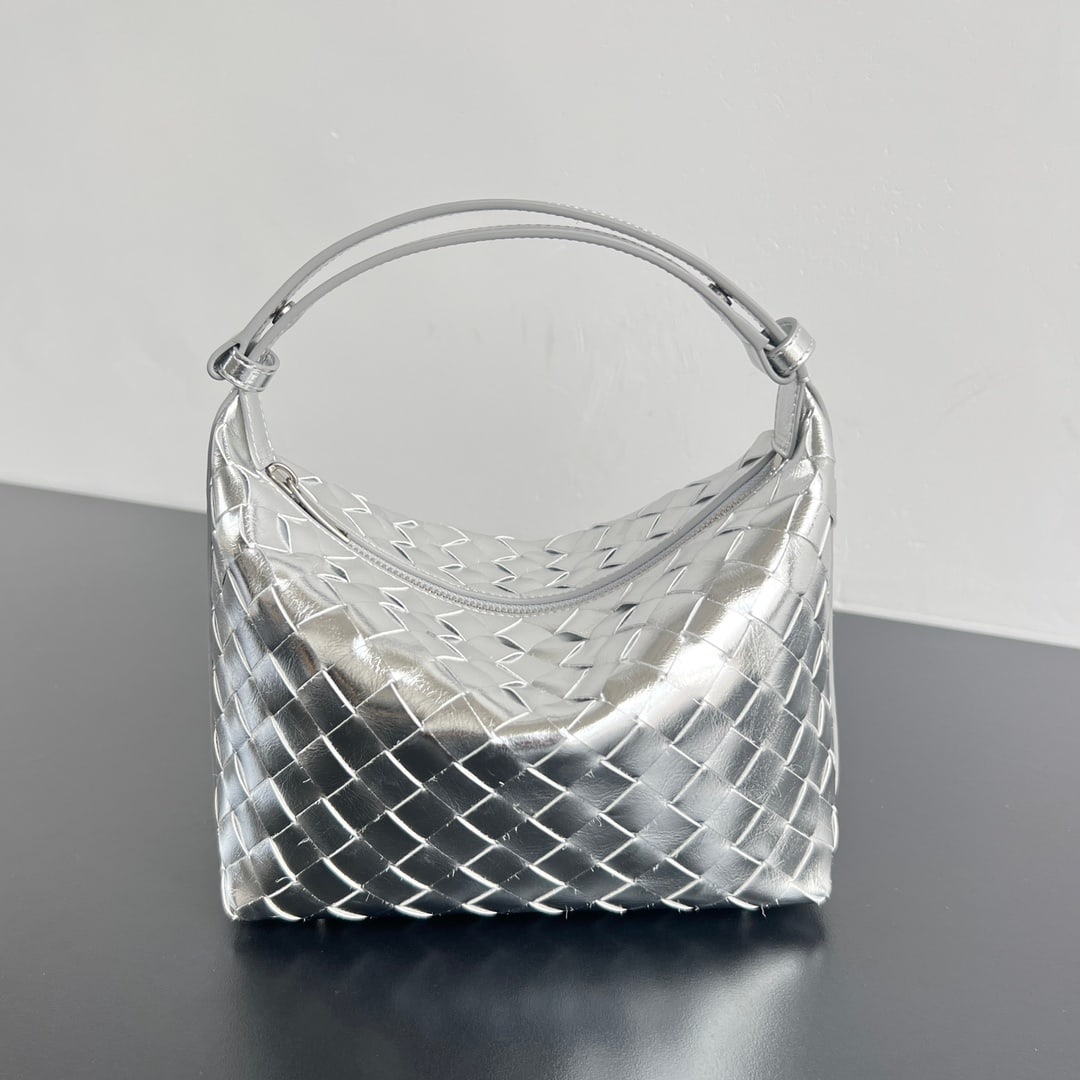 Bottega Veneta Wallace: The Bottega Veneta Wallace shoulder bag is a convenient lunchbox bag you can easily carry. Crafted using the classic intrecciato weave technique, it embodies Bottega's craftsmanship. The entire bag is