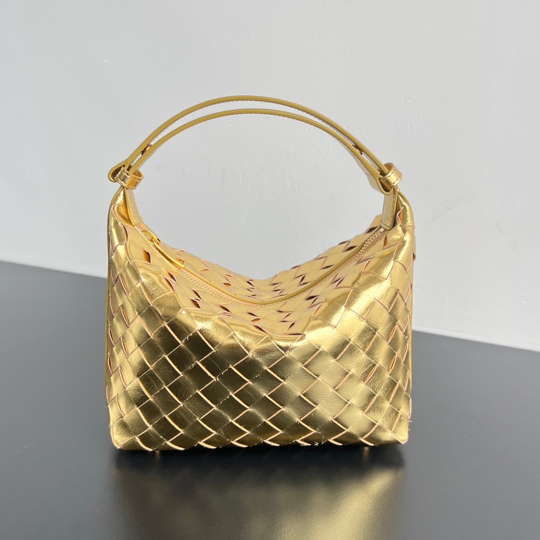 Bottega Veneta Wallace: The Bottega Veneta Wallace shoulder bag is a convenient lunchbox bag you can easily carry. Crafted using the classic intrecciato weave technique, it embodies Bottega's craftsmanship. The entire bag is